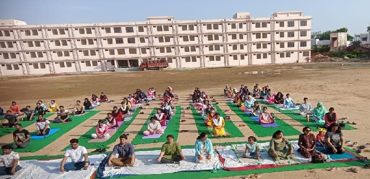 SN Medical College Agra yoga class