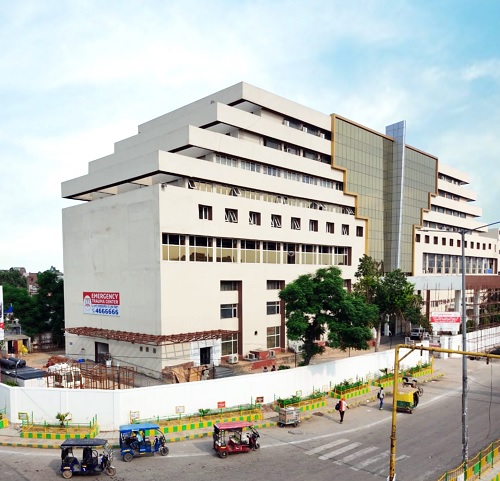 Santosh Medical College Ghaziabad hospital-view