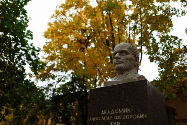 Saint Petersburg State Pediatric Medical University statue